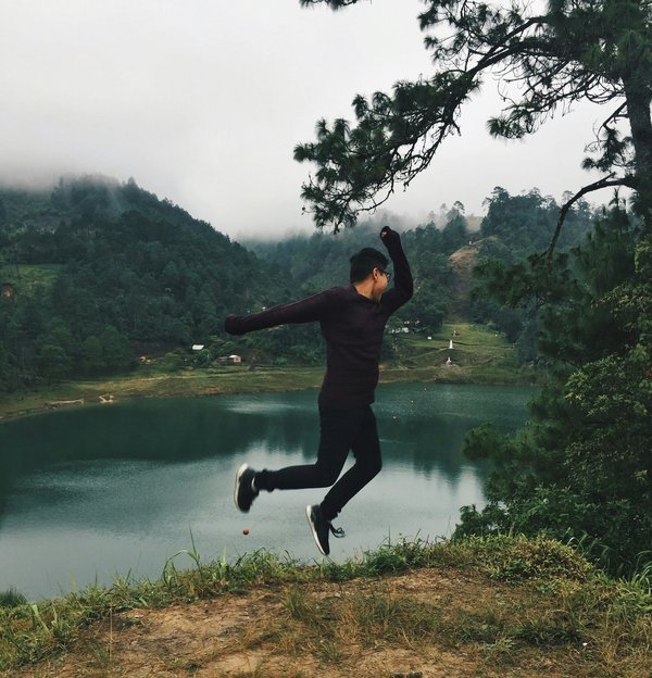 Quels chalets en Norvège proposent des ateliers de sculpture sur glace et des excursions en chiens de traîneau?